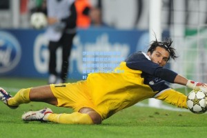 伊萨克现身默西塞德！瑞典锋霸抵达利物浦训练基地接受关键体检，夏窗重磅引援进入倒计时