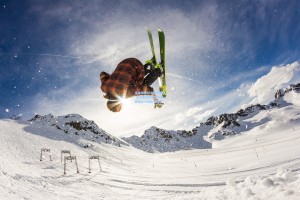 青春风暴对决传奇锋线 尤文鏖战克雷莫内塞戴维瓦尔迪各领风骚